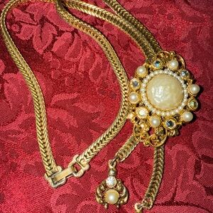 Elegant Gold and Pearl Women's Necklace